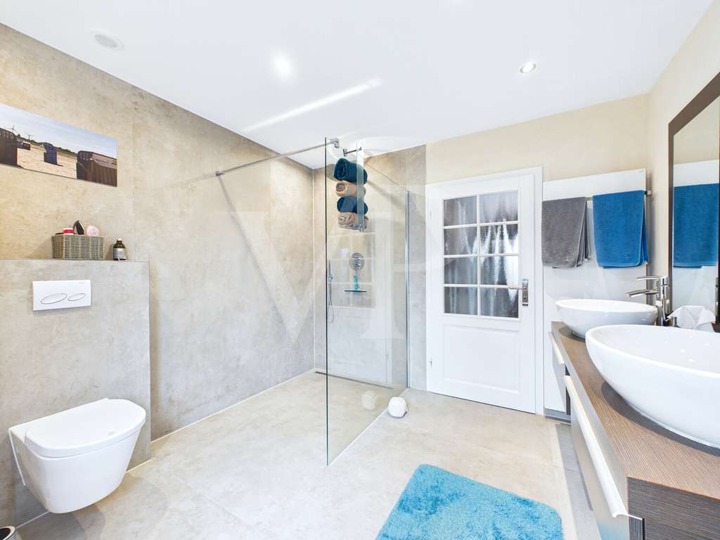 Immobilie in Wiesmoor - Großes Anwesen mit zwei Wohneinheiten in idyllischer, ruhiger Kanallage in Wiesmoor - Bild 3