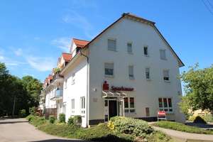 Tollwitz; kl. 3-Raum-DG-Wg. am Park, mit  Balkon, EBK und Pkw-Stellplatz, frei ab sofort – Teuditzer Straße 1b, 6231 Tollwitz – Vorschaubild 1
