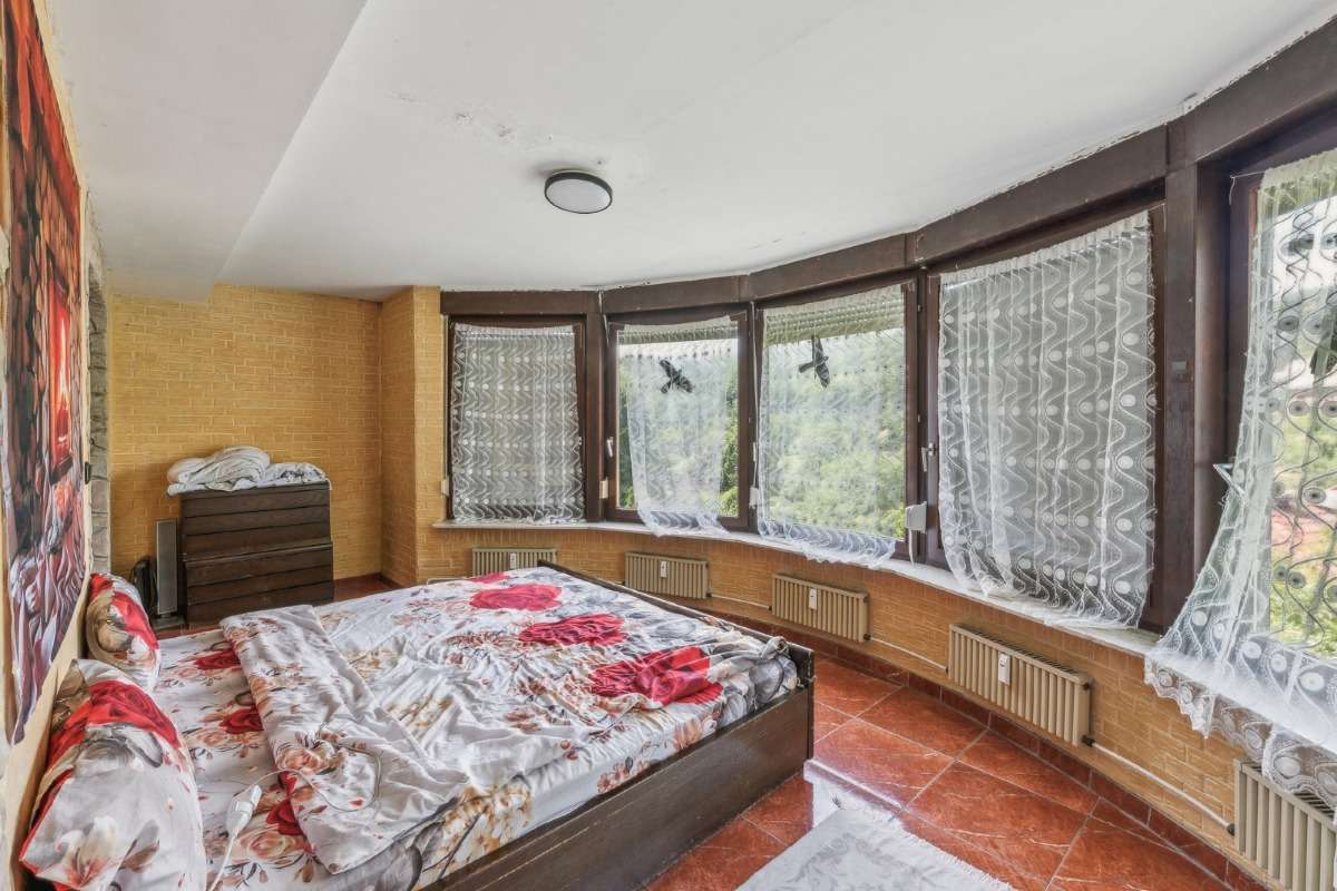 Immobilie in Weilrod - Vielseitiges Zweifamilienhaus mit Ausblick und Garten - Bild 0