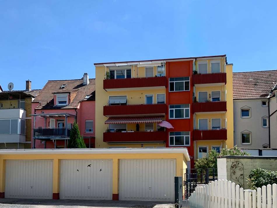 Rückansicht mit Garagen