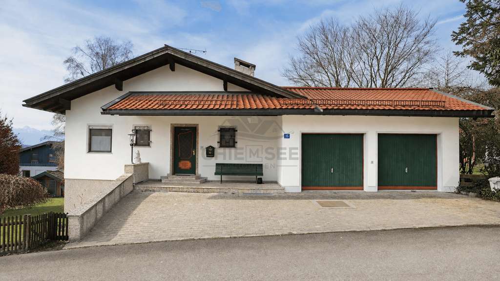 Immobilie in Nußdorf - Einfamilienhaus auf sonnigem Eckgrundstück in Sondermoning direkt bei Chieming am Chiemsee - Bild 1