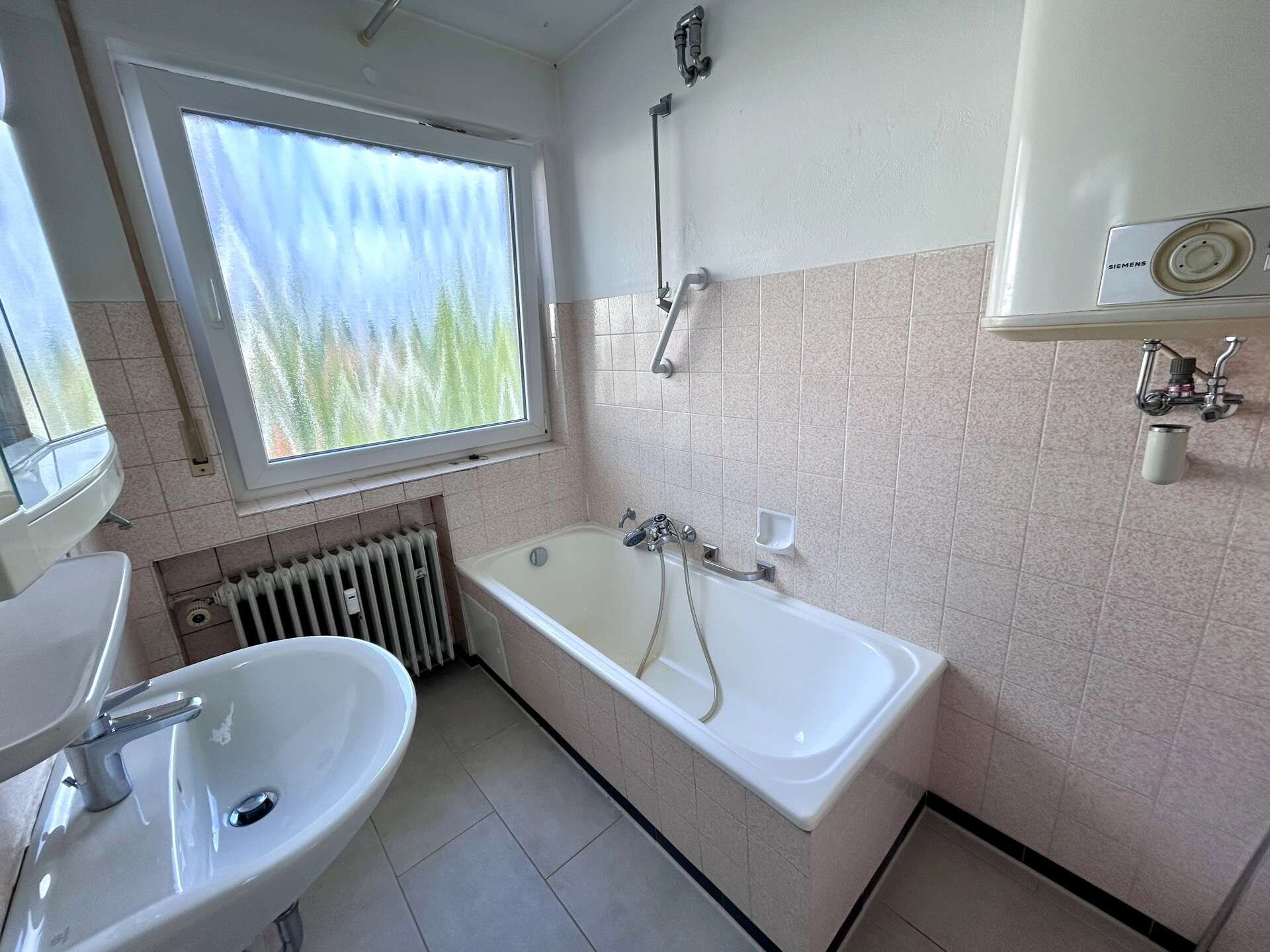 Immobilie in Ebersbach an der Fils - Helle 4-Zimmer Wohnung mit großem Südbalkon, Einbauküche, Garage und reichlich Stauraum - Bild 2