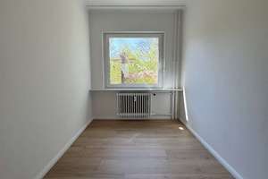 Gartenparadies mit Terrasse, eigenem Grün und TG-Stellplatz: Stilvolle 3-Zimmer-Wohnung – Die vollständige Adresse der Immobilie erhältst du vom Anbieter., 14089 Kladow, Berlin – Vorschaubild 6