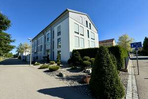 Hochwertige, gut geschnittene 2 ZKB-Wohnung mit EBK, großem Balkon und Lift in schöner Wohnlage