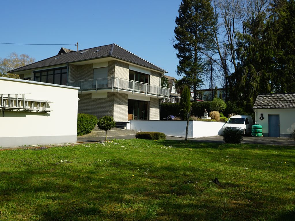 Freistehendes Haus in Bonn Ramersdorf mit etwa 1100 m² Garten