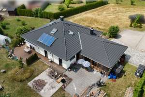 Exklusiver Bungalow mit hochwertiger Ausstattung, Doppelcarport und traumhaftem Garten – Die vollständige Adresse der Immobilie erhältst du vom Anbieter., 91599 Dentlein am Forst – Vorschaubild 2