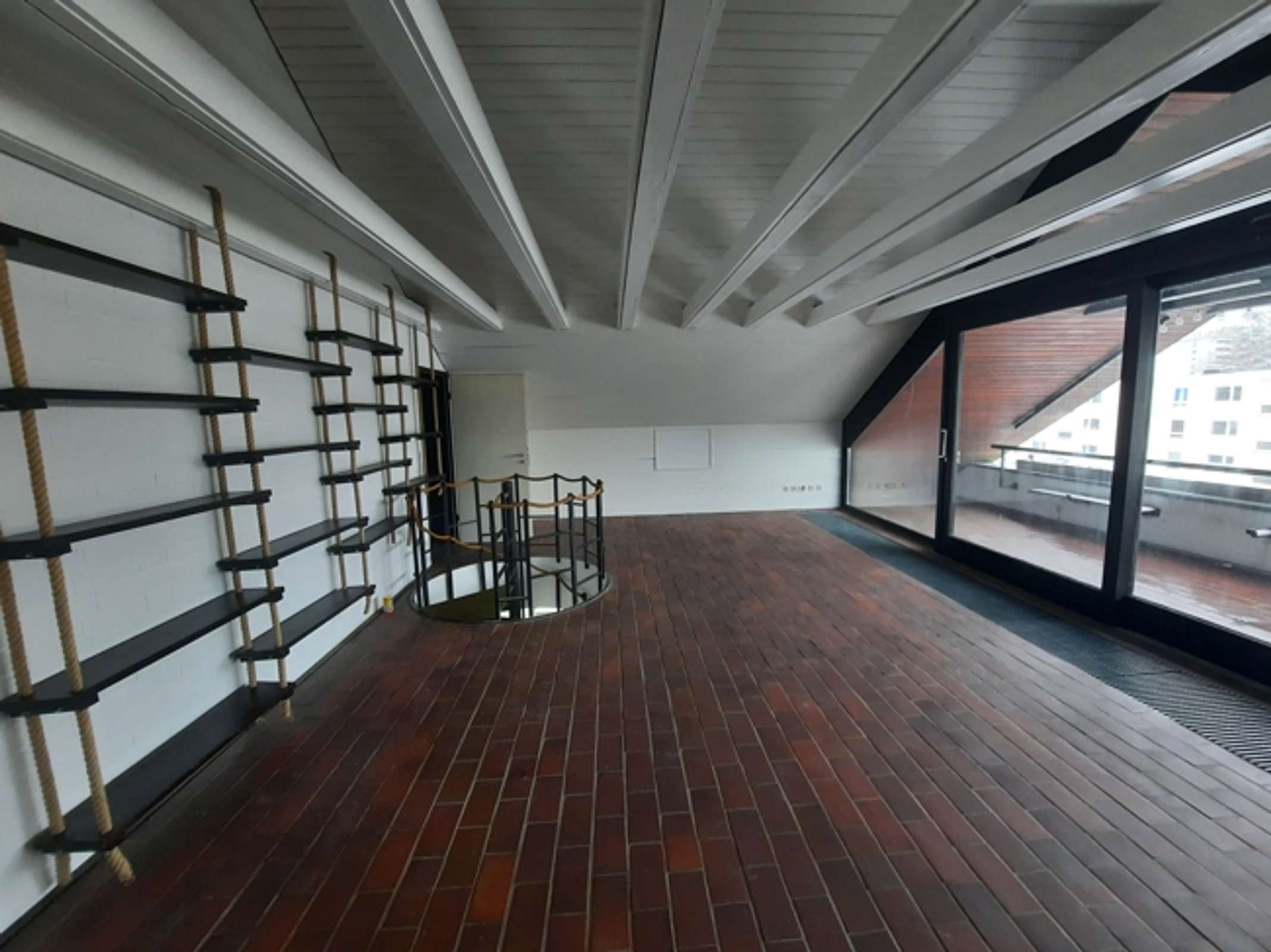 Attraktive und geräumige 4-Zimmer-Maisonette-Wohnung mit Loggia und Kamin in Göttingen