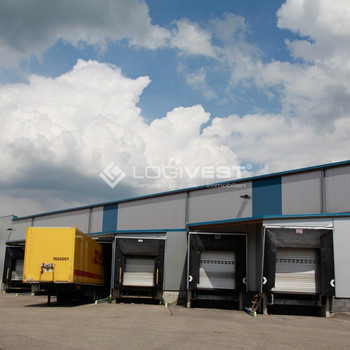 Hallenfläche mit großem Büro nahe der A94