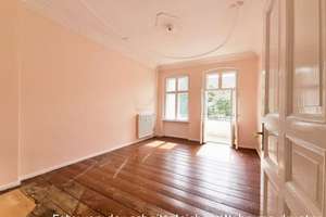 Vermietete 2-Zimmer-Altbau-Wohnung mit Stuck und Süd-Loggia im VH eines Altbaus in Neukölln