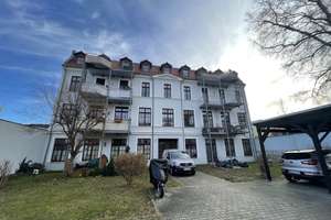 Toller Wohnkomfort im Hinterhaus, ab Oktober: 2 Zimmer im 1. OG mit Balkon, Gäste-WC & Carport!