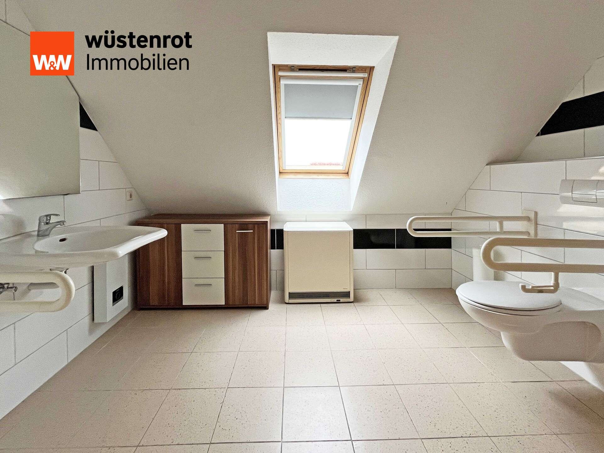 Immobilie in Anklam - WOHNANLAGE MIT EINEM DOPPEL- UND EINEM REIHENDOPPELHAUS + NEBENGEBÄUDE + GARAGE + PHOTOVOLTAIKANLAGE - Bild 4