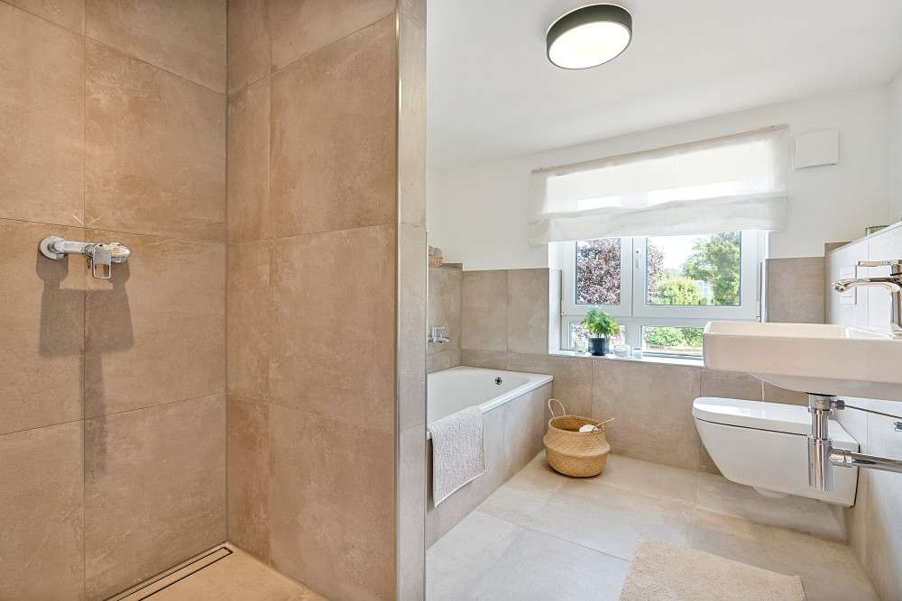 Immobilie in Hoisdorf - Kapitalanlage: Moderne Doppelhaushälfte mit gehobener Ausstattung in familienfreundlicher Wohnlage - Bild 2