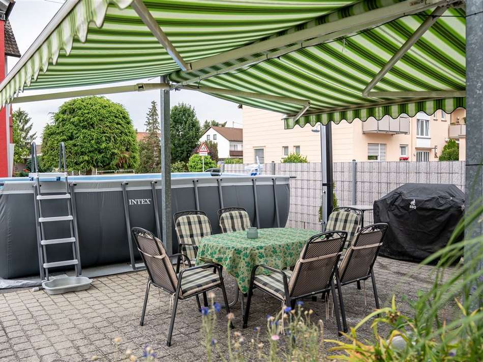 Terrasse 2 mit Pool...
