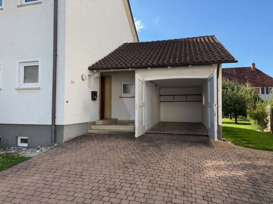 Garage und Hauseingang 