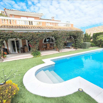 Wunderschöne freistehende Einfamilienvilla mit Pool und großer Garage
