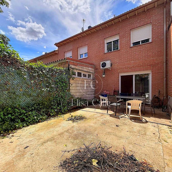 Reihenhaus mit Garten und Parkplatz