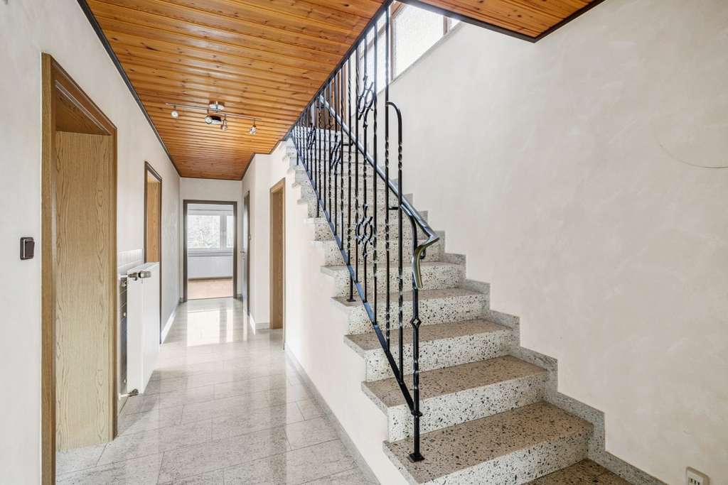 Immobilie in Höheinöd - Gepflegtes Ein-/Zweifamilienhaus mit Doppelgarage in ruhiger Lage von Höheinöd - Bild 1