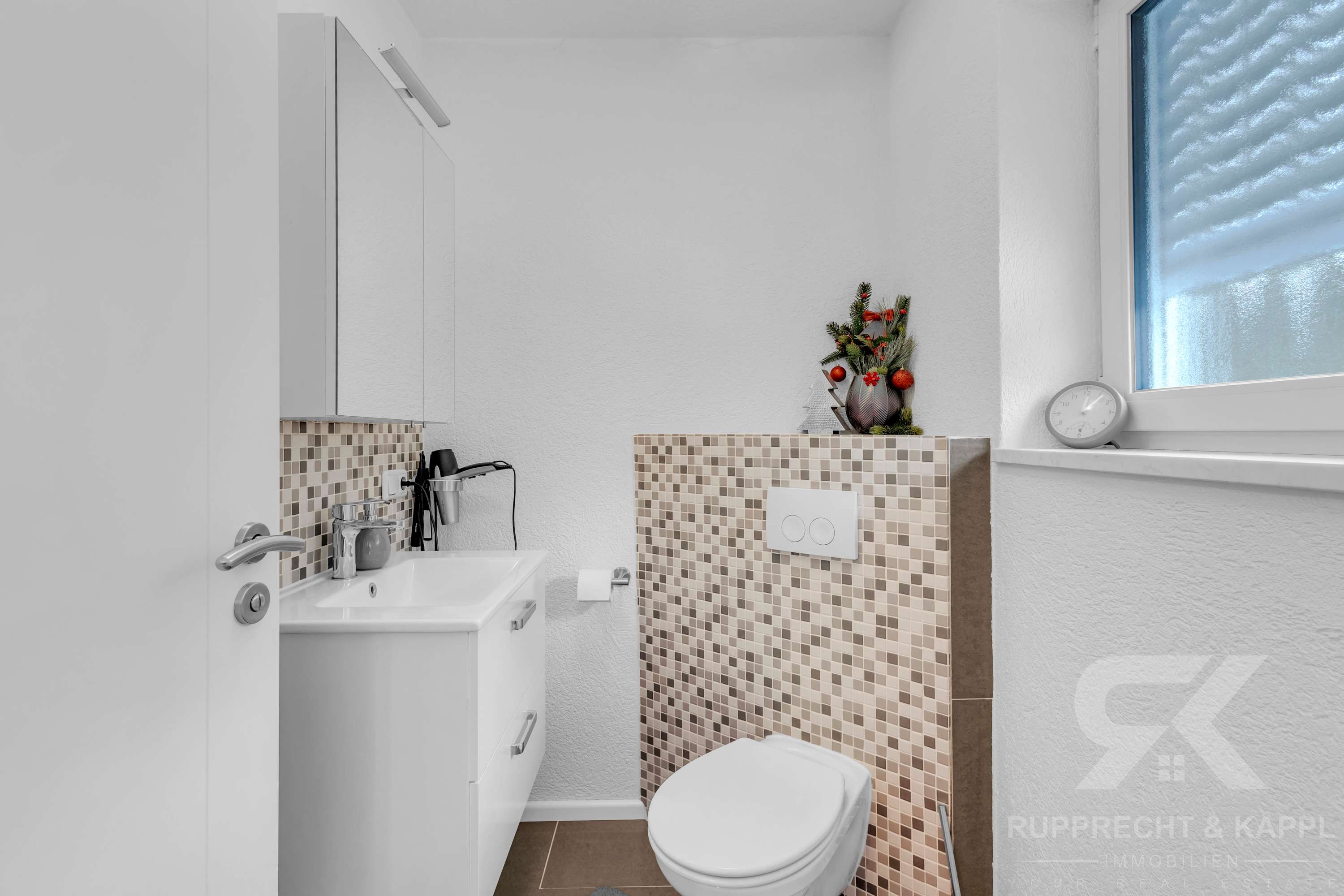 Immobilie in Teublitz - Modernes Einfamilienhaus mit ELW, Doppelgarage, PV-Anlage, viel Nutzfläche und Garten - Bild 5