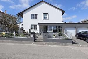 Laufend saniertes Zweifamilienhaus Landshut-Süd mit hochwertiger Gartenanlage auch als EFH nutzbar – Die vollständige Adresse der Immobilie erhältst du vom Anbieter., 84036 Kumhausen – Vorschaubild 1