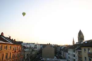 Schöne, außergewöhnlich geschnittene Wohnung + Stellplatz. Provisionsfrei.