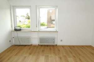 N-Werderau: Schöne 3-Zi-Whg. im 1.OG eines 3-FH, großer Balkon, Blick ins Grüne, Garage, 2 Keller – Die vollständige Adresse der Immobilie erhältst du vom Anbieter., 90441 Werderau, Nürnberg – Vorschaubild 3