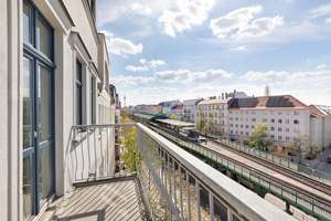 Helmholtzkiez: Lichtdurchfluteter 4-Zimmer Altbau, 4. OG, Lift, große Terrasse & 2 Balkone, 2 Bäder – Schönhauser Allee 52, 10437 Prenzlauer Berg, Berlin – Vorschaubild 4
