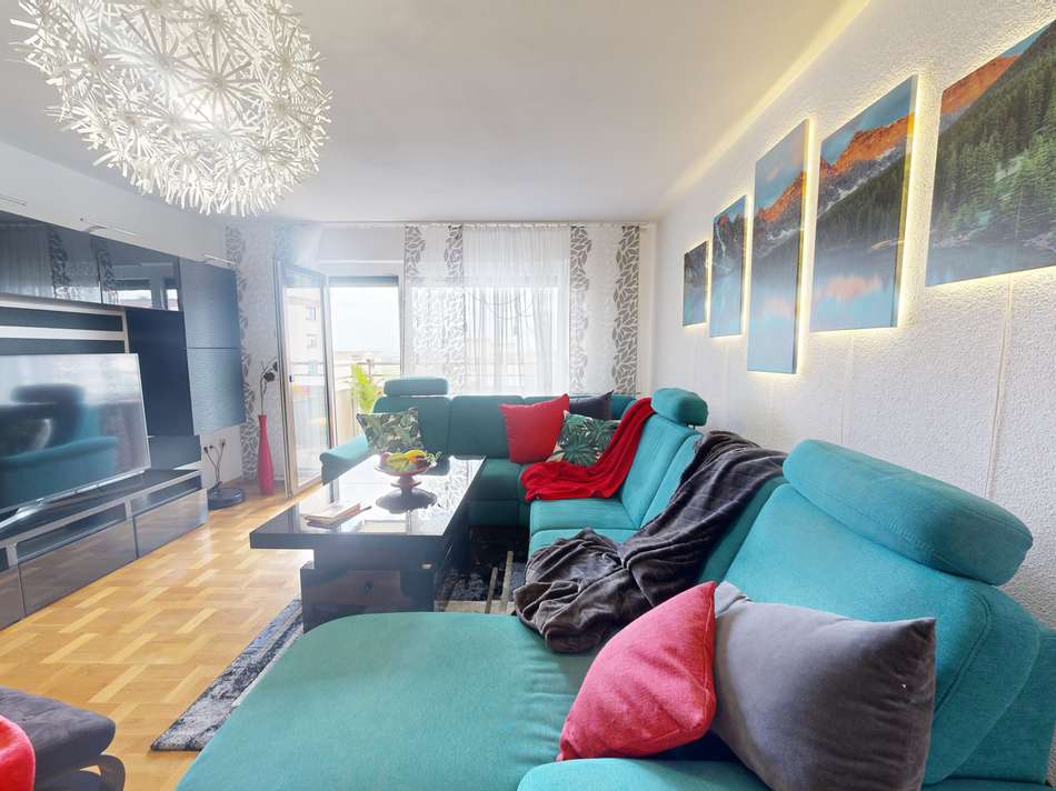 großzügiges Wohnzimmer mit Pla