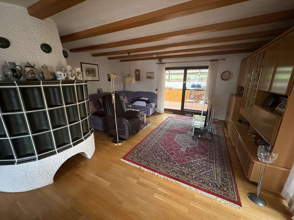 Wohnzimmer mit Kachelofen im E