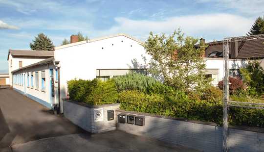 Bild von Bungalow + Wohnhaus mit 4 Wohneinheiten und Hallen