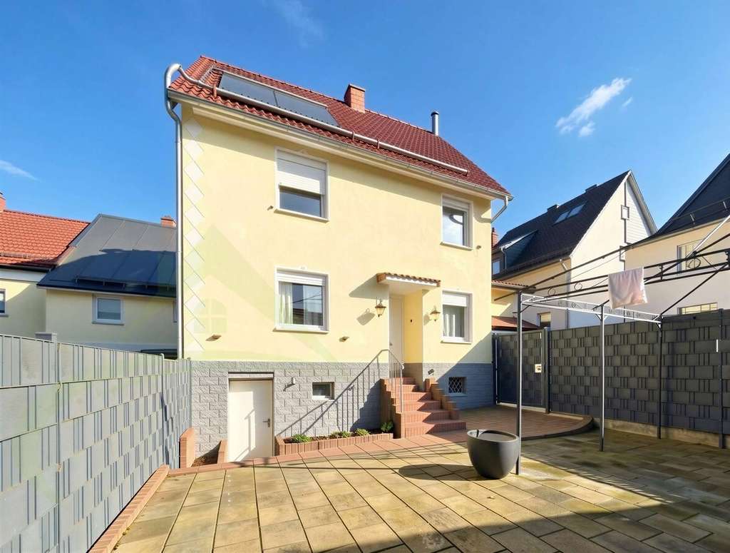 Immobilie in Mengerskirchen - Jetzt ins Eigenheim starten – Stilvoll modernisiertes Haus mit Außenbereich - Bild 1