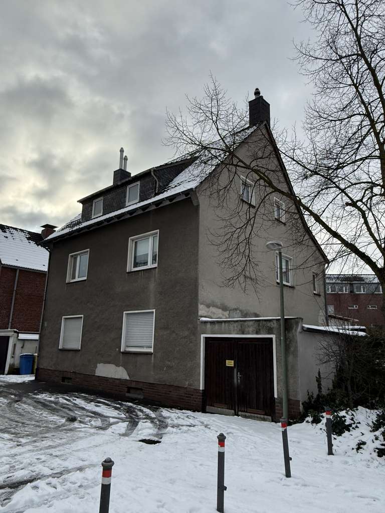 Immobilie in Neuss - Mehrfamilienhaus mit drei Wohneinheiten und genehmigtem Anbau in Neuss - Bild 0