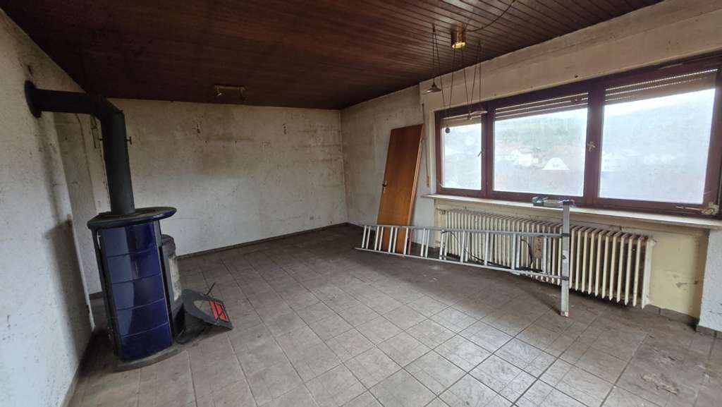 Immobilie in Schönbrunn - Renovierungsbedürftiges Einfamilienhaus mit Einliegerwohnung und großzügigem Grundstück zu veräußern - Bild 1