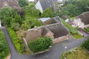 Ehemaliges Bauernhaus unter Reet möchte aus dem Dornröschenschlaf geweckt werden! – Nordfriesland (Kreis) – Vorschaubild 1