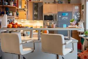 Dachgeschosswohnung mit großem Sonnenbalkon & Weitblick über Freiburg – ruhige Hinterhauslage – 79102 Oberau, Freiburg im Breisgau – Vorschaubild 2