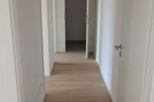 Moderne 3-Zimmer Neubau-Wohnung mit Balkon im 6. OG in München-Obermenzing, mit Dachterrassenzugang – Hermine-von-Parish-Straße 47, 81245 Neupasing, München – Vorschaubild 3