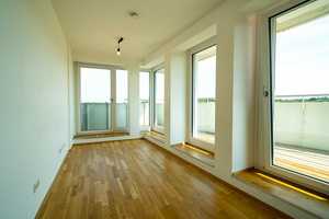 Lichtdurchflutete 2-Zimmer-Wohnung mit umlaufendem Südost-Balkon – Regensburg – Vorschaubild 1