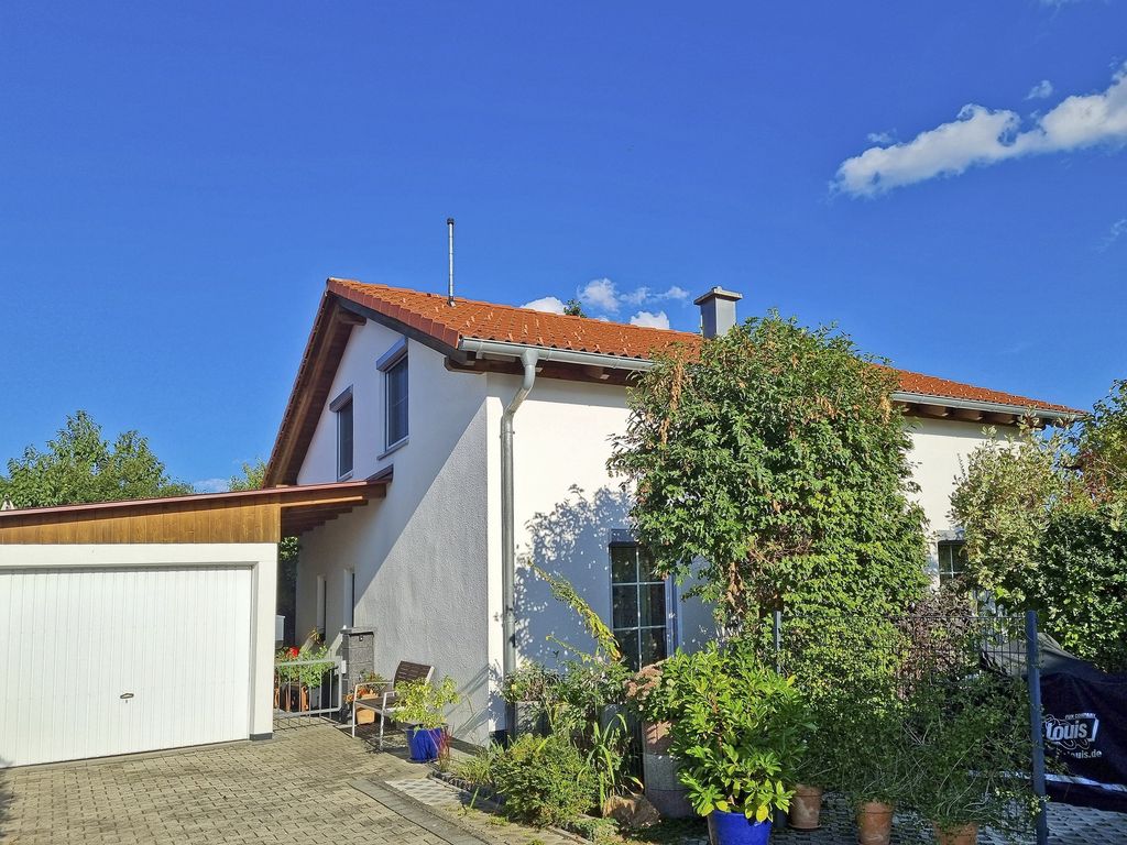 Modernes Einfamilienhaus mit schönem Garten und Garage in Altdorf