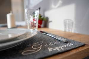 Charmante, vollständig renovierte & möblierte 2-Zimmer-Wohnung in zentraler Lage von Brechten