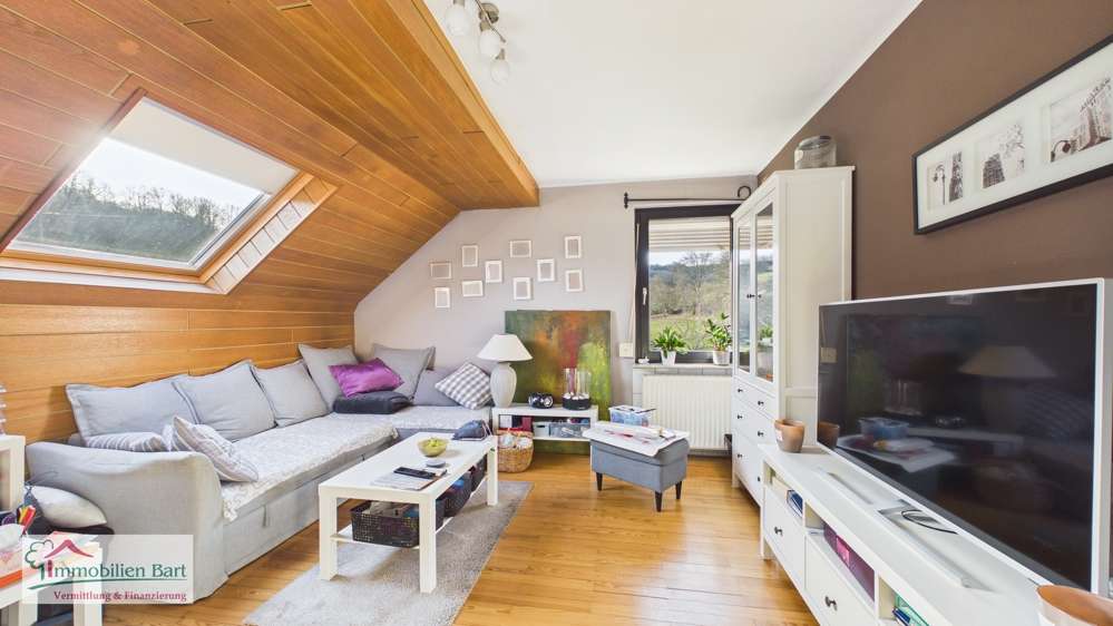 Immobilie in Mettlach - BETHINGEN: GEPFLEGTES WOHNHAUS MIT 2 WOHNUNGEN / 3 GARAGEN / 2 CARPORTSTELLPLÄTZE - Bild 1