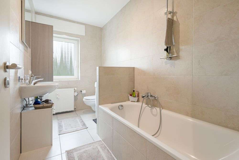 Immobilie in Schwalbach - Wohnen und Investieren: Saniertes Mehrfamilienhaus in attraktiver Feldrandlage in Schwalbach/Ts. - Bild 2