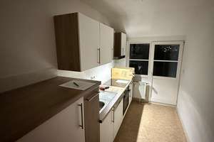 Großzügige 2-Zimmer mit neuem Laminat, EBK, Wannenbad & Balkon in ruhiger Lage! – Zschopauer Platz 5, 9126 Bernsdorf, Chemnitz – Vorschaubild 1
