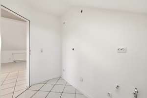 Zentral gelegene 2-Zimmer-Dachgeschosswohnung mit Nordostbalkon in Gilching – Die vollständige Adresse der Immobilie erhältst du vom Anbieter., 82205 Gilching – Vorschaubild 12