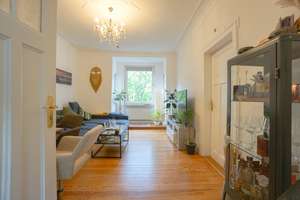 Großzügige 3,5-Zimmer-Wohnung mit Altbaucharme, Westbalkon und Einbauküche