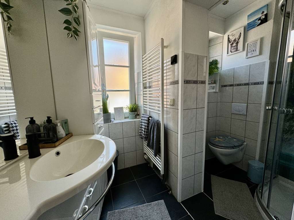 Immobilie in Garding - NEUER PREIS! Vollvermietetes Mehrfamilienhaus mit vier Wohneinheiten in Garding! - Bild 2