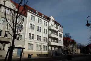 Großzügige 2-Raum-Wohnung mit großem Balkon, amerikanischer Küche und Fahrstuhl nahe Hasselbachplatz – Harnackstr. 3, 39104 Magdeburg – Vorschaubild 1