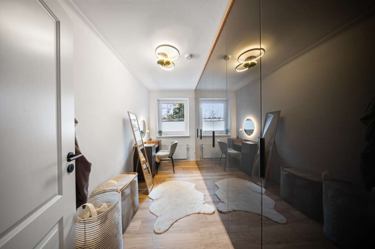 Immobilie in Busdorf - Sanierter Bungalow in Busdorf mit Wintergarten, Kamin und PV-Anlage - Bild 2