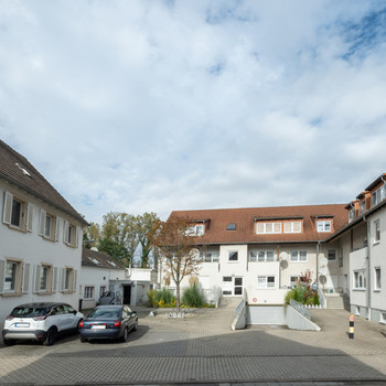 Mehrfamilienwohnanlage mit 15 vermieteten Wohnungen sowie Tiefgarage auf einem 5112 m² Grundstück.