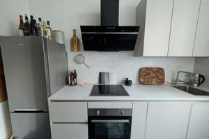 Helle Hochparterre Wohnung mit neuwertiger EBK in Gründerzeithaus