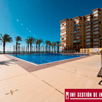 IMF IMMOBILIENVERWALTUNG verkauft diese spektakuläre 2-Schlafzimmer-Wohnung in erster Strandlinie in