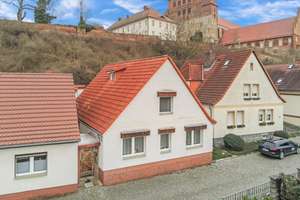 Charmantes Einfamilienhaus mit einzigartigem Außenbereich, Garten und Wasserzugang in Havelberg! – Die vollständige Adresse der Immobilie erhältst du vom Anbieter., 39539 Havelberg – Vorschaubild 1